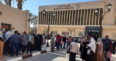 قوافل حياة كريمة الطبية تقدم خدماتها لـ1050 حالة مرضية مجانا بالوادى الجديد