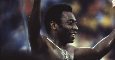 أسطورة الكرة البرازيلية بيليه يستعيد ذكرياته مع آخر أيامه داخل الملاعب.. صورة