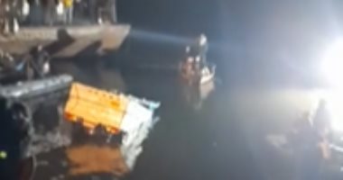 استخراج السيارة الغارقة من نهر النيل بمنشأة القناطر