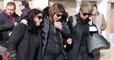 انهيار زوجة وأسرة وائل الإبراشى خلال تشييع جثمانه بشربين الدقهلية.. فيديو وصور