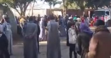 انتظار أهالى قرية الغنامية بالمنوفية لتشيّع جثمان شخصين بحادث معدية الموت.. لايف