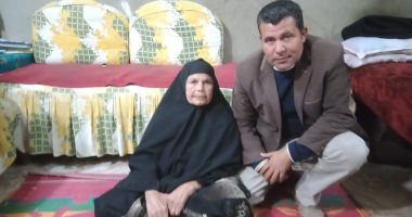 حكاية بالأبيض والأسود.. قصة معمرة عاصرت جميع رؤساء مصر.. عمرها 109 سنة ولها 80 حفيدًا.. الحاجة نبوية: حياتنا كانت بسيطة ومليانة شقى والسمن البلدى سر صحتى.. والزوجة كانت تذهب ليلة عرسها بعد العشاء مغطاة الرأس