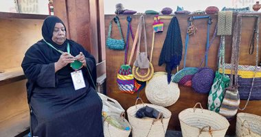 أجمل المشغولات النوبية بمعرض أسوان السياحى.. روحية تبهر الزائرين بالإبرة والخرز.. فيديو