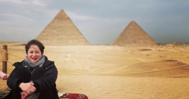  مى نور الشريف فى زيارة لمنطقه الأهرامات .. يوم رائع رفقة أصدقائى