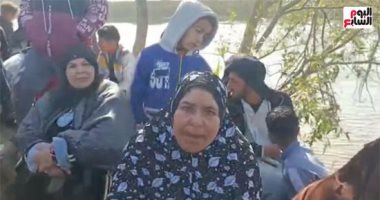 مشهد مؤلم.. انتشال جثامين ضحايا غرق سيارة بمعدية فى النيل بمنشأة القناطر