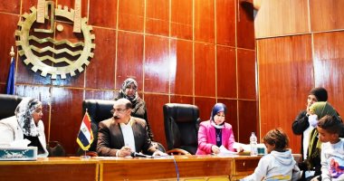 محافظ أسوان يستجيب لاستغاثة مواطنة وابنتها بتوفير مصدر رزق وإعادة إنشاء منزلهما.. فيديو