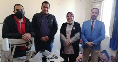 تحدى ضمور العضلات بمشروع لتصنيع الأحذية ببورسعيد.. إسلام يطمح فى مصنع لتحقيق حلمه.. لايف وصور