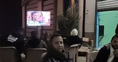 أهالى جزيرة حانوت بالشرقية يتابعون مباراة منتخب مصر ويدعون لابن بلدهم أكرم توفيق