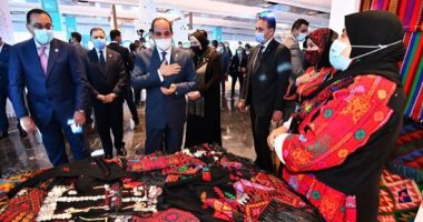 الرئيس السيسى يتفقد معرض أبناء سيناء ومتحف حياة كريمة بمنتدى شباب العالم.. صور