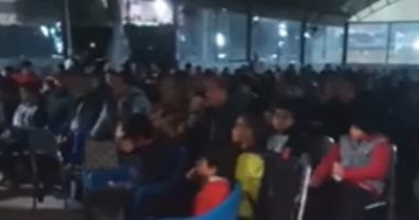 أهالى المنيا أمام شاشات العرض يتابعون مباراة مصر ونيجيريا ويشجعون زيزو.. لايف