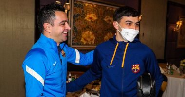 شاهد.. بيدرى وفيران توريس يصلان معسكر برشلونة فى السعودية استعدادا للسوبر