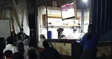 زحام فى المقاهى بقرية محمد صلاح لمتابعة مباراة منتخب مصر مع نيجيريا.. لايف