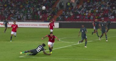 فيديو .. " VAR " يتغاضى عن احتساب ركلة جزاء للمنتخب المصرى أمام نيجيريا 