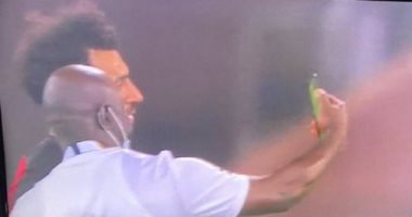 لك أن تتخيل هذا ..مدرب نيجيريا يفوز على مصر ويلتقط سيلفي مع محمد صلاح