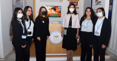 نبيلة مكرم وغادة والى تتفقدان جناح وزارة الهجرة بمنتدى شباب العالم