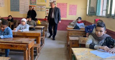 طلاب الابتدائية بالجيزة يؤدون امتحانات الترم الأول.. صور