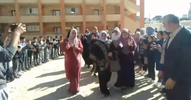 تلاميذ مدرسة بشمال سيناء ينظمون ممرا شرفيا لمعلمتهم يوم إحالتها للمعاش.. صور