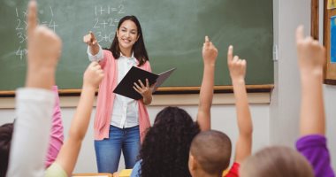 بيوصلوا المعلومة بسهولة والطلاب بيحبوهم.. أبراج من أفضل المعلمين فى المدارس