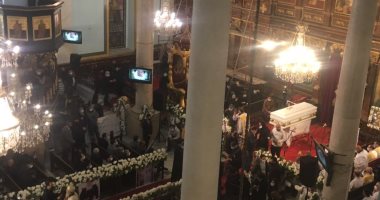 الكنيسة المرقسية بالأزبكية تودع القس مكارى يونان بالدموع.. بث مباشر