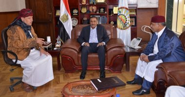محافظ مطروح يستقبل عمد ومشايخ المحافظة ويثمن جهودهم فى التصالح وحل النزاعات