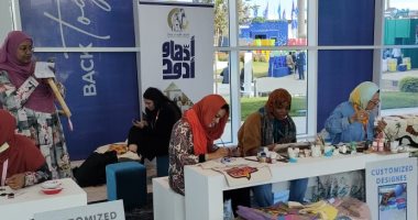 "أدها وأدود".. جناح مميز للمجلس القومى للمرأة فى منتدى شباب العالم 2022.. السيدات المشاركات يستعرضن الرسم على القماش.. والوافدات يشكرن الرئيس السيسى على دعمه الدائم للمرأة والحرف اليدوية