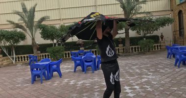 مواهب الفنون الشعبية.. شاب يبدع فى اللعب بالتنورة بالغربية.. فيديو