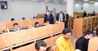 393 طالبا يؤدون امتحانات برنامج الصيدلة الإكلينيكية إلكترونيا بجامعة سوهاج