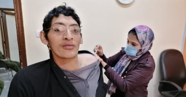لحظة تطعيم العملاق.. أضخم رجل بالشرقية يتلقى لقاح كورونا