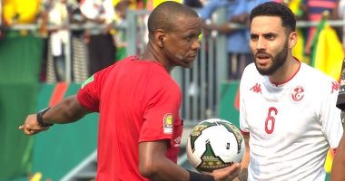 أغرب لقطات أمم أفريقيا.. سيكازوي ينهي مباراة تونس ومالي في الدقيقة 89 "فيديو"
