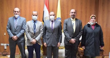 رئيس جامعة بني سويف يوقع اتفاقية تعاون مع الاتحاد المصرى للريشة الطائرة