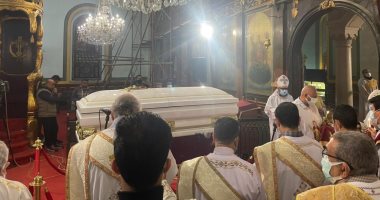 الكنيسة المرقسية الكبرى بالأزبكية تصلى القداس الإلهى على جثمان القس مكارى يونان.. صور