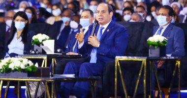 الرئيس السيسي: "الفقر بيدخل البلاد فى متاهات يصعب الخروج منها"