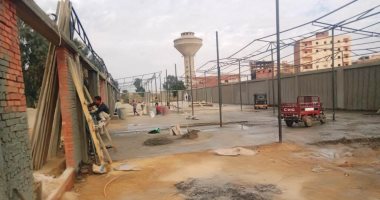 محافظ أسوان يتابع أعمال تنفيذ مشروع إنشاء موقف عمومى للسيارات.. صور