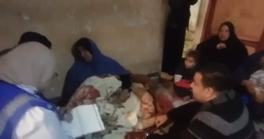 منسق حياة كريمة بالمنوفية يقدم التعازى ويسلم مساعدات لأهالى الشهداء