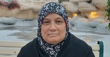 هنا أرض المداحين.. الحاجة أم صبرى تطوف شوارع الشرقية لتشدو بالمواويل فى مدح الرسول من 20 سنة.. ورثت جمال الصوت من والدتها.. وتتمنى زيارة بيت الله وعلاج زوجها المريض.. فيديو وصور