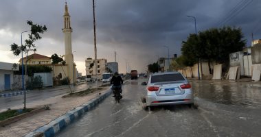 الأمطار تضرب مطروح.. المياه تملأ الشوارع وأجهزة المحافظة تعمل على إزالتها.. فيديو
