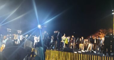 شباب العالم يلتقطون الصور داخل النصب التذكارى
