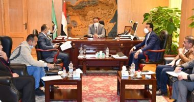 محافظ الفيوم يبحث أفضل السبل للتوسع فى المشروعات الصناعية والاستثمارية