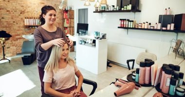 اتيكيت التعامل داخل مراكز التجميل .. الالتزام بالدور وبلاش الصوت العالى