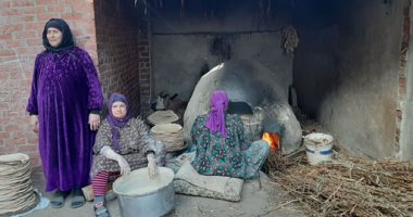 الحلوة دى قامت تعجن فى الفجرية.. فرن الحاجة رئيسة مفتوح للجميع.. يضاهى الزمن الجميل بقرية الأشرم بالشرقية.. السيدات يحيين الأصالة بطهى الأرز المعمر والخبيز أمام منازلهن.. والحاجة رئيسة: فرنى مفتوح لوجه الله