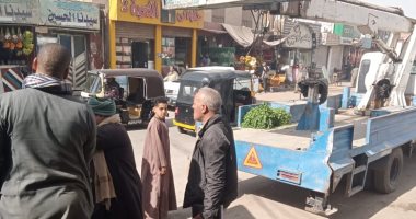 إزالة الاشغالات والإعلانات المخالفة لتحقيق الانضباط بشوارع أسيوط.. صور
