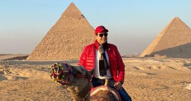 حكيم يتنزه بالأهرامات: لو لفينا الدنيا بحالها مش هنلاقى فى جمالك يا مصر "صور"