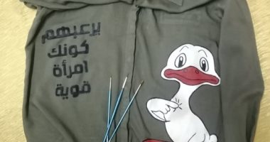 بالفرشاة والألوان.. "هاجر" تحول الملابس والأحذية القديمة إلى لوحات فنية