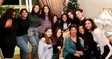 ابنة الراحلة رجاء الجداوي تشارك بصور جديدة لوالدتها مع حفيدتها وأصدقائها