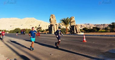 شاهد متسابقون من 32 دولة حول العالم يشاركون بماراثون الأقصر.. لايف