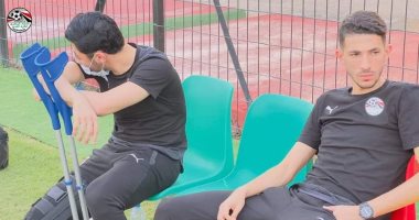 شاهد.. أكرم توفيق بـ"العكاز" وفتوح يتابعان تدريبات منتخب قبل مواجهة غينيا
