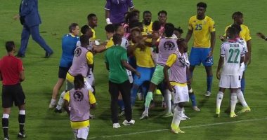 مشادة بين لاعبى الجابون وغانا بعد نهاية اللقاء وطرد لاعب البلاك ستارز.. فيديو