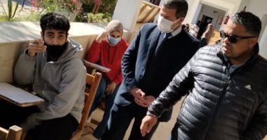 رئيس فرع جامعة جنوب الوادي بالغردقة يتفقد الامتحانات بكلية التربية