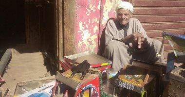 عمره 80 سنة وقلبه شباب.. العم سيد يصنع لعب أطفال من الصفيح بقنا (فيديو)
