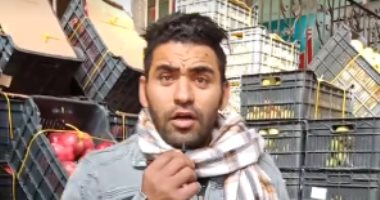 مطرب سوق العبور يتحدى تامر حسنى..بياع فاكهة وصوته ملاك وأشهر واحد فى الأفراح